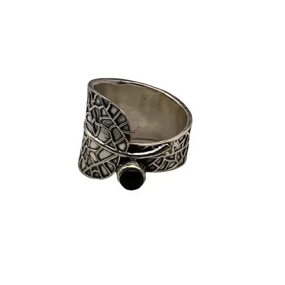 Elegant Silver and Onyx Leaf Ring - Picture 9 of 10